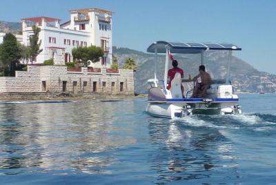 Recorrido privado en una barca de energía solar con el mejor acceso desde Niza y Mónaco Recorrido privado en una barca de energía solar con el mejor acceso desde Niza y Mónaco