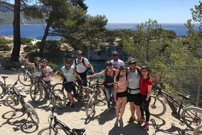 Cassis: Dos Calanques Tour en bicicleta de montaña eléctrica. Cassis: Dos Calanques Tour en bicicleta de montaña eléctrica.