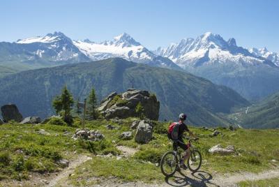Bicicleta de montaña eléctrica frente al Mont Blanc