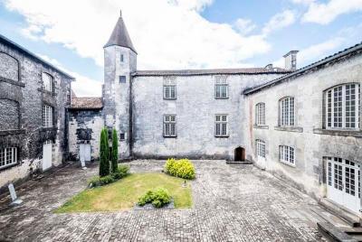 Descubrimiento Visita del Château Royal de Cognac con degustación en Cog Descubrimiento Visita del Château Royal de Cognac con degustación en Cog