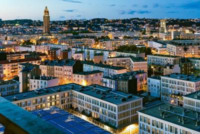 Traslado privado: puerto de LE HAVRE a la ciudad de París en coche de negocios Traslado privado: puerto de LE HAVRE a la ciudad de París en coche de negocios