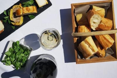 Almuerzo con champán y visita a la bodega. Almuerzo con champán y visita a la bodega.