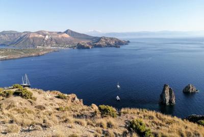 Caminata panorámica y una bebida junto al mar.