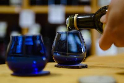 Degustación de aceite de oliva virgen extra en la tienda. Degustación de aceite de oliva virgen extra en la tienda.