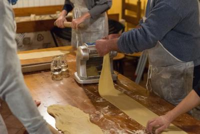 Clase privada de cocina casera en Ancona con un local con comida Clase privada de cocina casera en Ancona con un local con comida