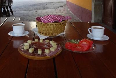 Tour gastronómico: miel, queso y salchichas Aventura culinaria de Tour gastronómico: miel, queso y salchichas Aventura culinaria de