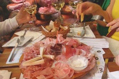 Recorrido gastronómico en Bolonia con degustación de vinos y visi