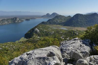 Experiencia de senderismo paisaje de pradera Skadarsee desde Virp