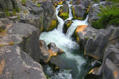 Cerca de Etna - Alcantarilla Gurne: los estanques excavados en la