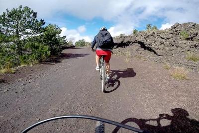 Tour privado en bicicleta de montaña Etna de 5 horas desde Catani