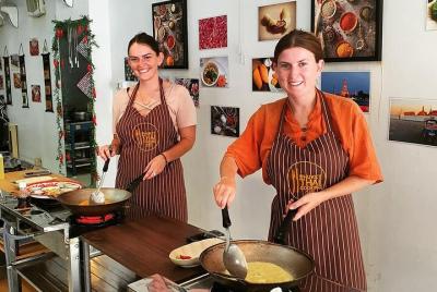 Clase de cocina tailandesa con visita al mercado en Phuket por VJ Clase de cocina tailandesa con visita al mercado en Phuket por VJ
