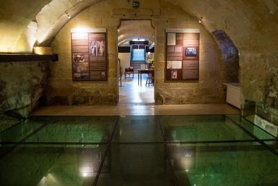 Entrada al museo con visita guiada privada. Entrada al museo con visita guiada privada.