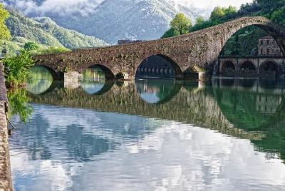 Excursión de medio día a Garfagnana y Barga en Minivan desde Lucc