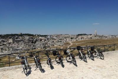 Sassi y Murgia caminan en bicicleta eléctrica