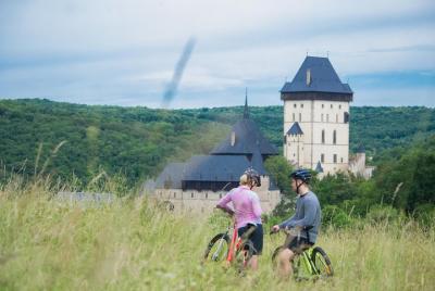 Excursión de un día en un pequeño parque en bicicleta por el pint Excursión de un día en un pequeño parque en bicicleta por el pint