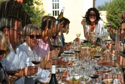 Visita a la bodega y degustación de vinos y quesos.
