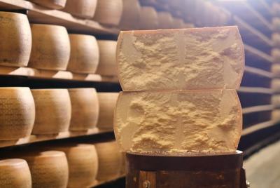 Excursión en grupo pequeño a la fábrica de quesos Parmigiano-Regg Excursión en grupo pequeño a la fábrica de quesos Parmigiano-Regg