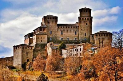 Viñedos y delicias de las colinas circundantes de Parma Viñedos y delicias de las colinas circundantes de Parma