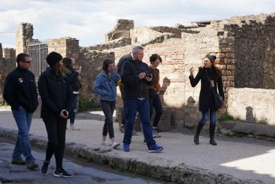 Pompeya pequeño grupo con un arqueólogo