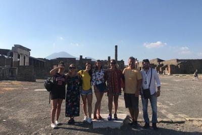 Vida y muerte de la ciudad romana de Pompeya con un guía local. T
