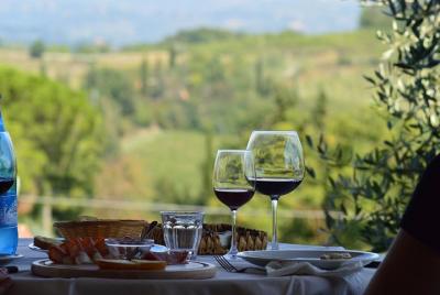 Visita a viñedos con aperitivos locales y degustación de vinos.