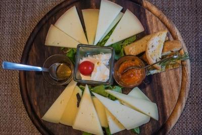 Degustación de vino, aceite de Evo y queso.