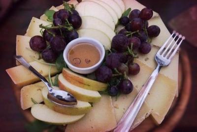 Cata de vinos, aceites de oliva virgen extra y queso