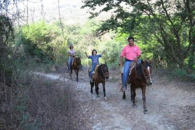 Paseos a caballo con áreas rurales montañosas de Danitours y play