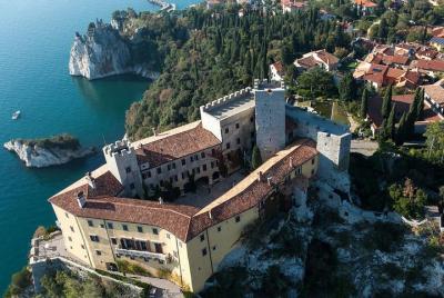 La Cueva Gigante y el Castillo Duino de Trieste La Cueva Gigante y el Castillo Duino de Trieste
