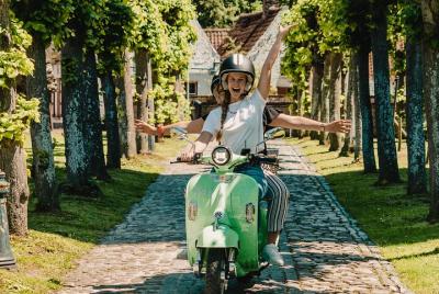 Tour autoguiado en Vespa en Brujas Tour autoguiado en Vespa en Brujas