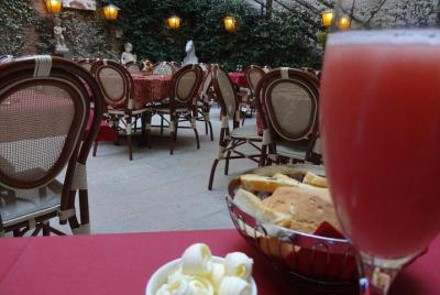 Cena en un restaurante típico veneciano Cena en un restaurante típico veneciano