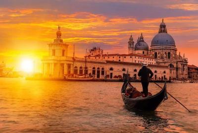 Un tour en góndola de lujo en Venecia: aperitivo y serenata a bor