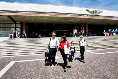 Asistente de llegada local en persona desde la estación de tren h