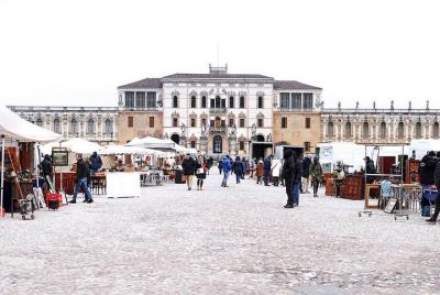 El mercado de antigüedades en Piazzola Sul Brenta. Uno de los más espectaculares de Europa. El mercado de antigüedades en Piazzola Sul Brenta. Uno de los más espectaculares de Europa.