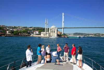 Tour en yate por el Bósforo con bebidas y aperitivos en Estambul