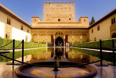 Escapada de un día al Palacio de la Alhambra y los Jardines del G Escapada de un día al Palacio de la Alhambra y los Jardines del G