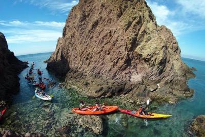 Cabo de Gata Activo. Ruta guiada en kayak por calas del Parque Na Cabo de Gata Activo. Ruta guiada en kayak por calas del Parque Na
