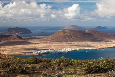 La Graciosa a tu aire (traslado en bus y tickets de ferry)