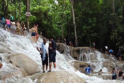 Dunn's River Falls y playa en Ocho Rios Jamaica