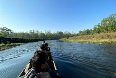45 minutos en canoa en el río Rapti en el Parque Nacional Chitwan