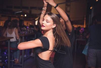 Amantes de la salsa y experiencia de baile latino en Paros, Greci Amantes de la salsa y experiencia de baile latino en Paros, Greci