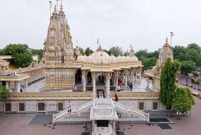 El primer recorrido a pie por la mañana en la ciudad de Ahmedabad, patrimonio de la humanidad de la India El primer recorrido a pie por la mañana en la ciudad de Ahmedabad, patrimonio de la humanidad de la India