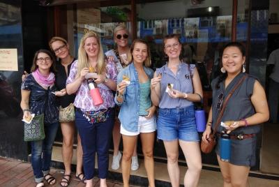 Food Crawl Ahmedabad (Tour guiado de degustación local de 2 horas) Food Crawl Ahmedabad (Tour guiado de degustación local de 2 horas)