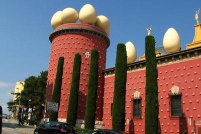 Recorrido a pie por el triángulo pequeño de Salvador Dalí en Girona Recorrido a pie por el triángulo pequeño de Salvador Dalí en Girona