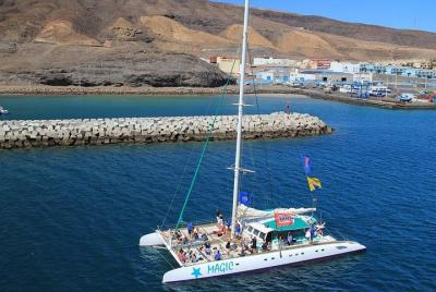Fuerteventura: Día en el mar en un catamarán a vela con almuerzo 