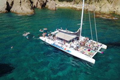 Paseo en Catamaran por la Costa Brava con Buffet Barbacoa y bebid