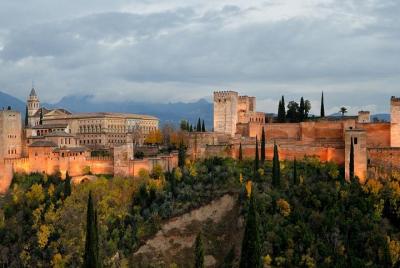 Alhambra: entrada Evite las colas para los Palacios Nazaríes y el Alhambra: entrada Evite las colas para los Palacios Nazaríes y el