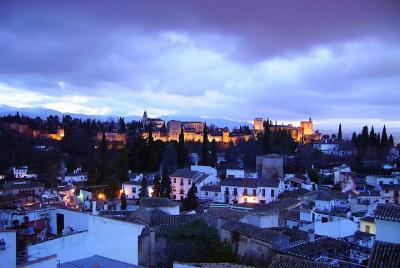 Excursión a pie de noche por Granada con tapas: Albaicín y Sacrom