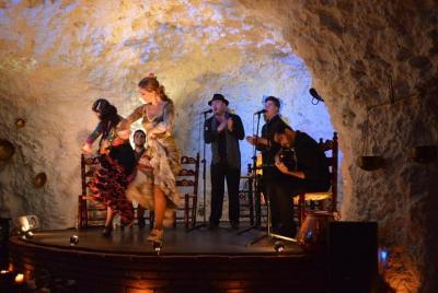 Espectáculo flamenco de 1,5 horas en una cueva-restaurante en Gra Espectáculo flamenco de 1,5 horas en una cueva-restaurante en Gra
