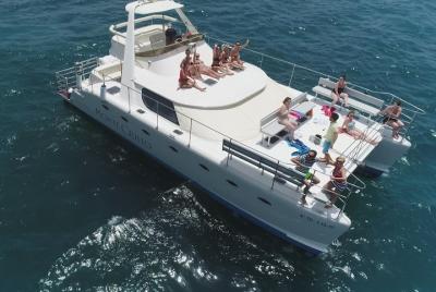 Excursión en catamarán para grupos pequeños con avistamiento de a Excursión en catamarán para grupos pequeños con avistamiento de a